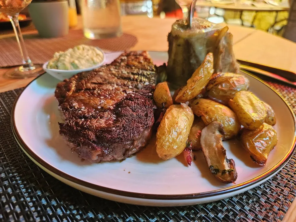Entrecôte Grillée Sauce Au Poivre Concassé Jus de Veau Et Cognac Pommes Frites Et Légumes